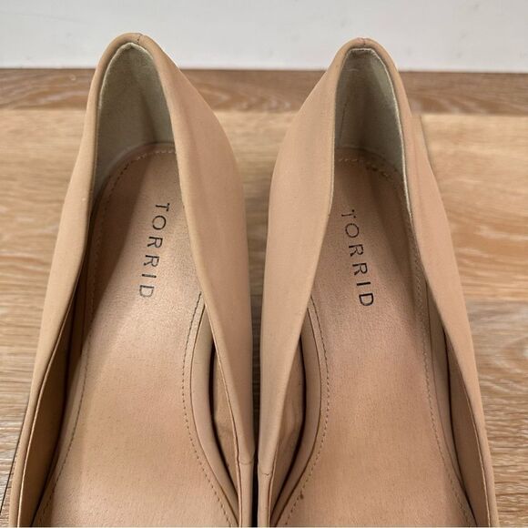 Torrid Beige Black Two-Tone Faux Leather Pump - Picture 8 of 12